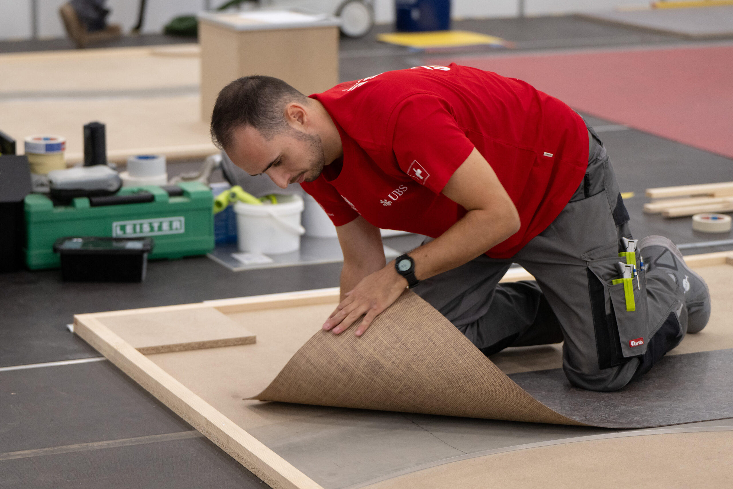 07.09.2023; Danzig; Euroskills Gdanks 2023 - Giorgio  Besomi (Skill 50), Floor Laying / Boden-Parkettleger EFZ / Poseur de sol-parquet CFC / Posatore di pavimenti - parquet AFC am zweiten Wettkampftag bei der EuroSkills 2023 in Gdansk  (swiss-skills/Michael Zanghellini) (Foto: SwissSkills/Michael Zanghellini)